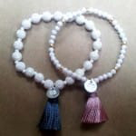 Pulseras elásticas con pompones y bolas de plata