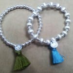 Pulseras elásticas con pompones y bolas de plata