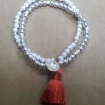 Pulseras elásticas con pompones y bolas de plata