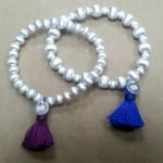 Pulseras elásticas con pompones y bolas de plata
